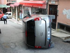 Kadın sürücü doğalgaz borusuna çarpıp aracıyla böyle takla attı
