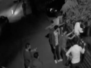 Hırsızları önce tekme tokat dövdüler, sonra polise teslim ettiler