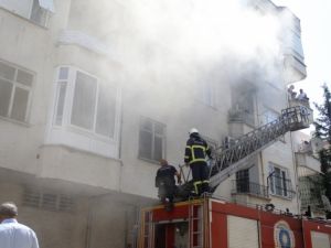 Antalya’da bir apartmanda çıkan yangında can pazarı yaşandı