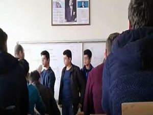 Lisede öğretmen dayağı kamerada