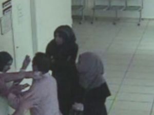 Kadın doktora makasla saldırıp, yerde sürüklediler..O anlar kameraya yansıdı