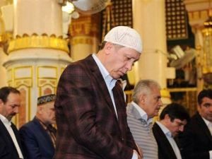 Başkomutan sabah ezanı okudu