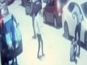 Sokak ortasında dehşet kamerada! Önce vurdular sonra tekmelediler