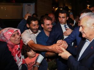 Başbakan vatandaşlarla çay içti