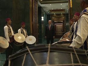 Cumhurbaşkanı Erdoğan, esnaf iftarında Kırşehirli davulcular tarafından karşılandı