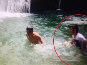 Şelalede yüzerken boğulma anı görüntülendi