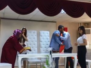 Heyecanlanan damat, gelin yerine nikah şahidini öptü