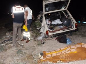 Otomobil ile ticari araç kafa kafaya çarpıştı: 4 ölü, 8 yaralı