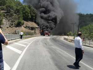 Isparta'da seyir halindeki yolcu otobüsü alev alev yandı