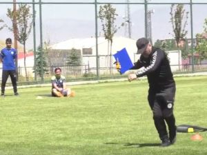 Mustafa Reşit Akçay'dan 'kolbastı' şov