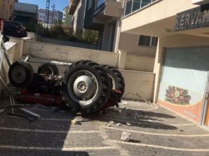3’üncü kattan aşağı traktör düştü
