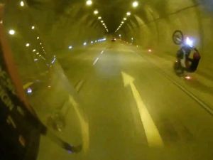 Tek teker şov yapayım derken ölümden dönen motosikletli maganda kamerada