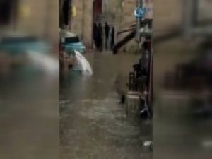 İstanbul'da esnaf işe yüzerek gitti