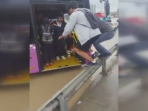 Otobüse bariyerlerden atlayarak bindiler