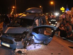 Karşı şeride geçen otomobil hafif ticari araçla çarpıştı: 1 ölü 7 yaralı