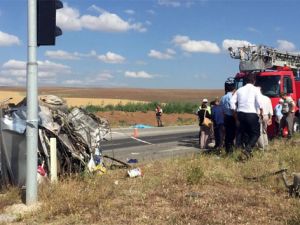 Çorum'da yolcu otobüsü ile otomobil çarpıştı: 3 ölü, çok sayıda yaralı