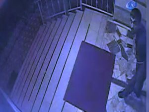 Adana'da kamerayı gören hırsız şaşkına döndü