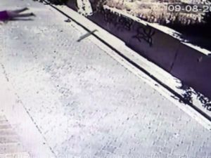 Dolap takarken camdan düştü |O anlar kamerada