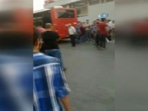 İzmir’de vatandaşlar geç gelen otobüse saldırdı