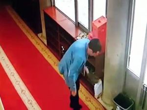 Camide ayakkabı hırsızlığı kamerada
