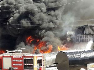 Hurda dükkanında büyük yangın