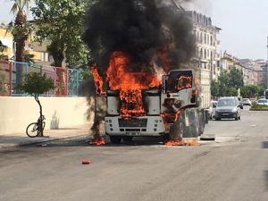 Hareket halinde tutuşan kamyon alev alev yandı