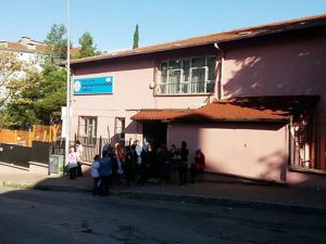 Sınıfta dehşet! Öğrenci velisi, öğrencilerin önünde öğretmeni bıçakladı