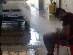 Ortağını otomobil yıkar gibi yıkadı