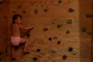 Bu bebek düz duvara tırmanıyor!