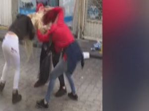 Genç kızlar saç saça baş başa kavga etti