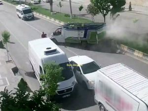 Kamyonun altında kalmaktan saniyelerle kurtuldu