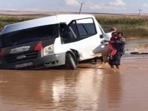 Öğrencilerin ölümden döndüğü anlar kamerada!