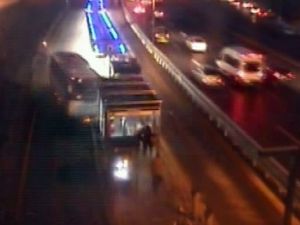 Metrobüs yoluna giren servis minibüsü kamerada