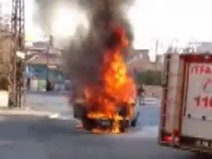 Seyir halindeki araç alev alev yandı