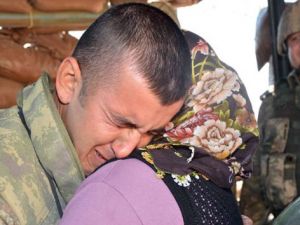 Sınırda nöbet tutan askerle ailesinin duygulandıran buluşması