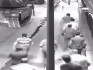 Halk darbecilerin tankını üzerine örtü örterek durdurmaya çalışmış