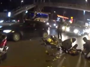 Yaralılar yerde yatarken sürücü onlara bağırdı