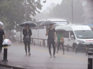 İstanbul'da Sağanak Yağış Etkili Oldu