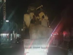 Yük sınırını aşan kamyonet tepesinde tehlikeli yolculuk