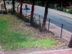 Kadın öğretmenin kullandığı otomobil kız öğrenciye çarptı