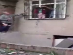 Bağcılar'da 3 yaşındaki çocuğun kafası demir korkuluklara sıkıştı