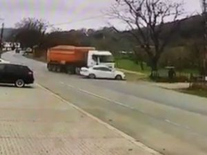 Ölümden saniyelerle kurtuluş kamerada