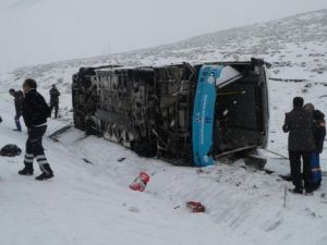 Karlı yolda kayan özel halk otobüsü yan yattı: 18 yaralı