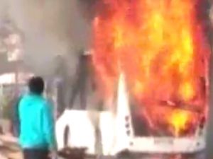 Özel halk otobüsü alev alev yandı