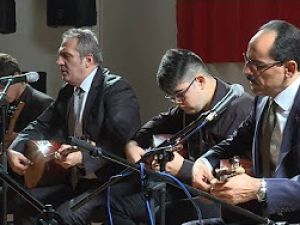 Cumhurbaşkanlığı Sözcüsü Kalın, sanatçı Yavuz Bingöl ve öğrencilerle birlikte türkü söyledi