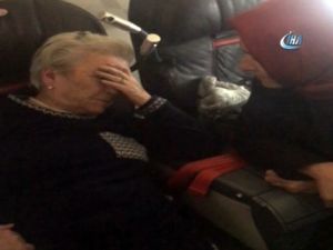 Bakan Kaya, uçakta fenalaşan yolcuya müdahale etti