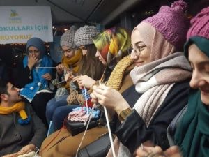 Metrobüste 3 saat boyunca örgü ördüler