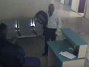 Tedavi için geldiği hastanede teknisyenin çantasını çaldı