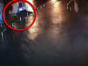 El frenini çekilmeyen aracının E-5’e uçması kamerada