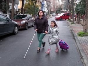 Görme engelli Ayşenur Yağcı kızıyla hayata tutundu